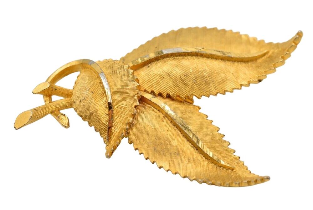 BSK Vintage Leaf Brooch Pin Textured Leaves Brushed Gold Chunky Signed 70s BinV